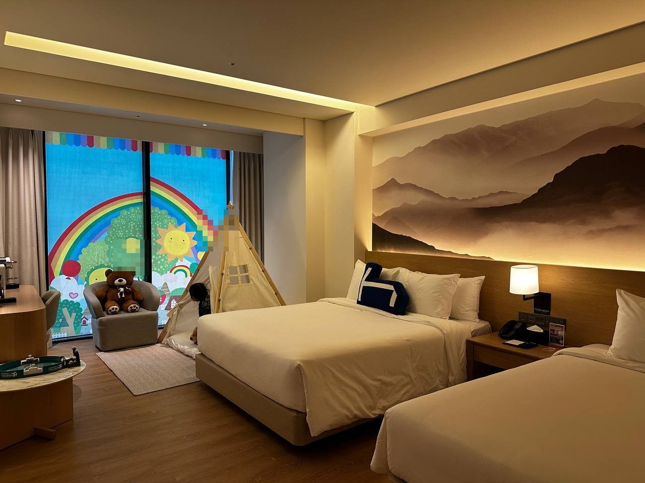 홈마리나 속초 키즈룸 내부 두 개 침대와 어린이용 텐트 설치 모습