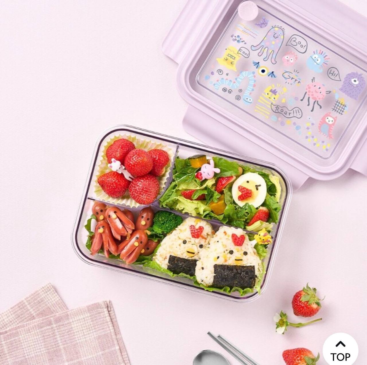완성된 도시락 전체 모습 — 딸기, 샐러드, 김밥이 담긴 분홍색 용기와 뚜껑